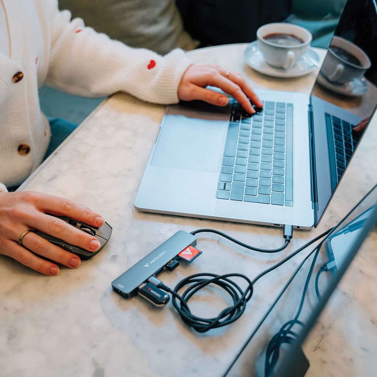 Cable de Carga Verbatim USB C a USB C Magnético Autoenrrollable 60w 120cm Negro